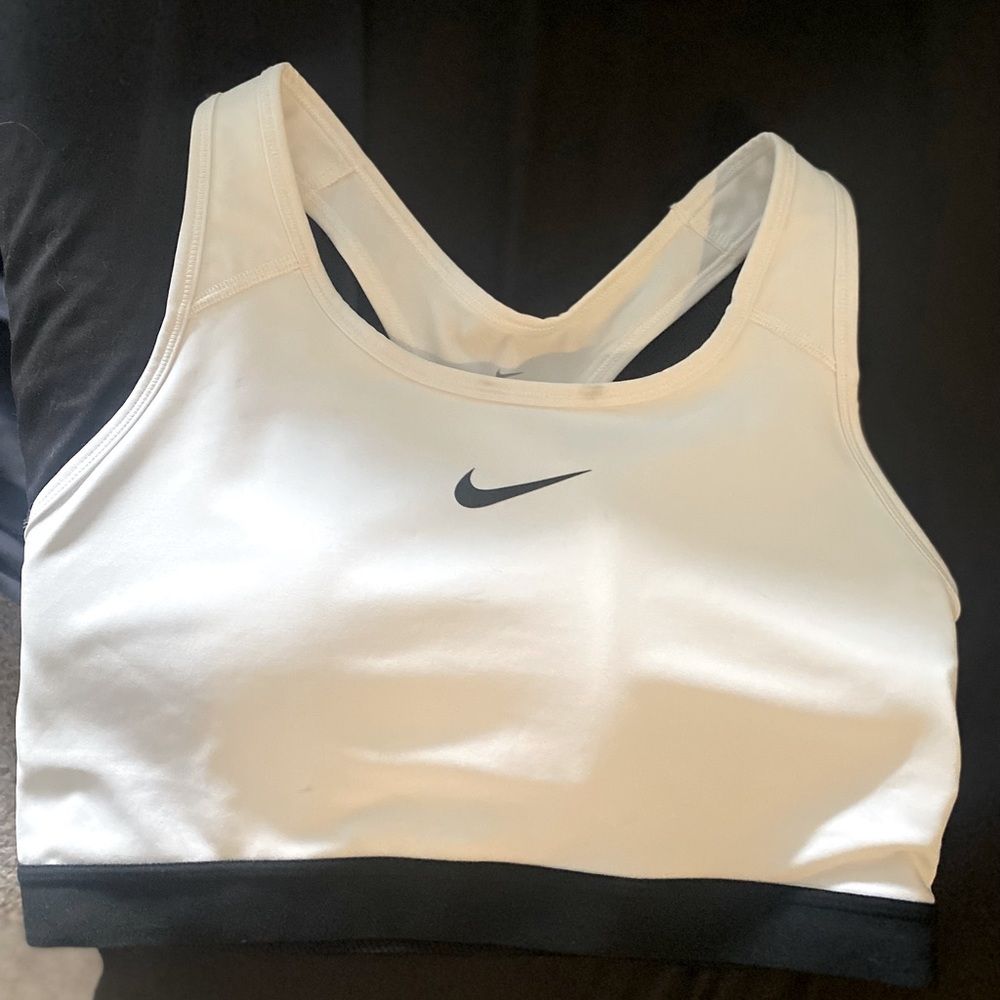 NWOT Nike sports bra 🖤🤍